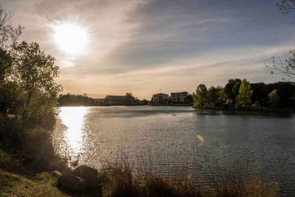 Magnifique Vue Lac Au Golf De Pont-Royal มัลล์มอร์ ภายนอก รูปภาพ